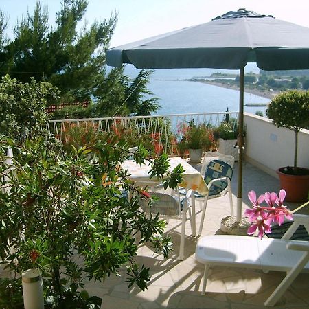 Apartments Ivan - With Parking Omis Bagian luar foto