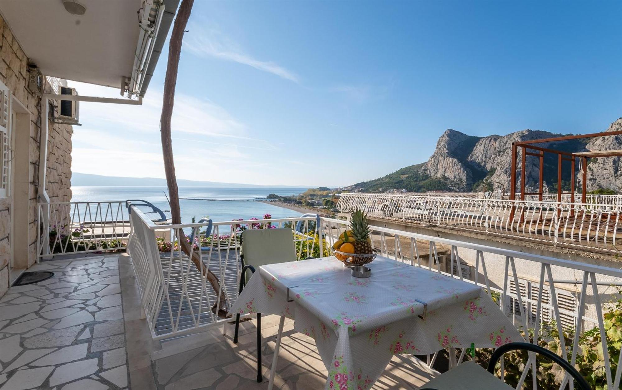 Apartments Ivan - With Parking Omis Bagian luar foto