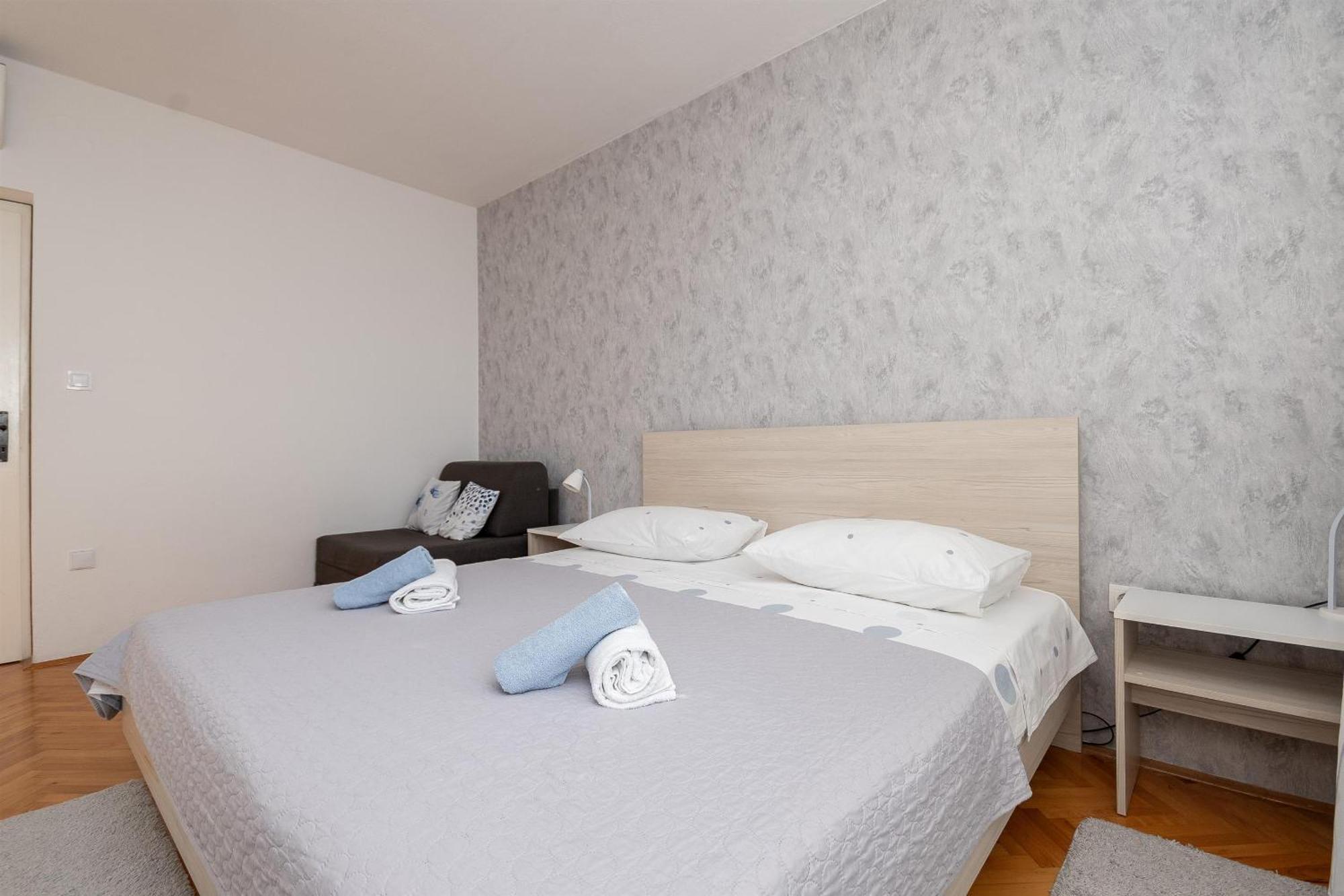 Apartments Ivan - With Parking Omis Bagian luar foto