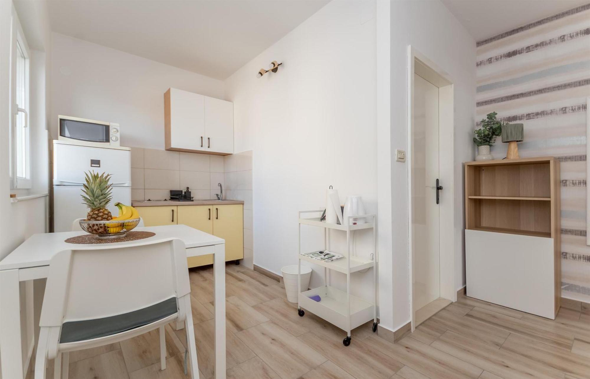 Apartments Ivan - With Parking Omis Bagian luar foto