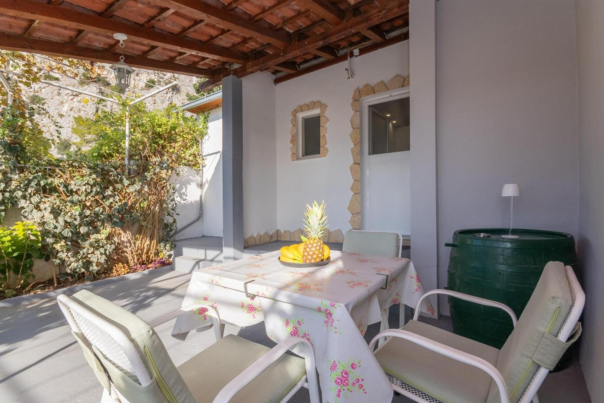 Apartments Ivan - With Parking Omis Bagian luar foto