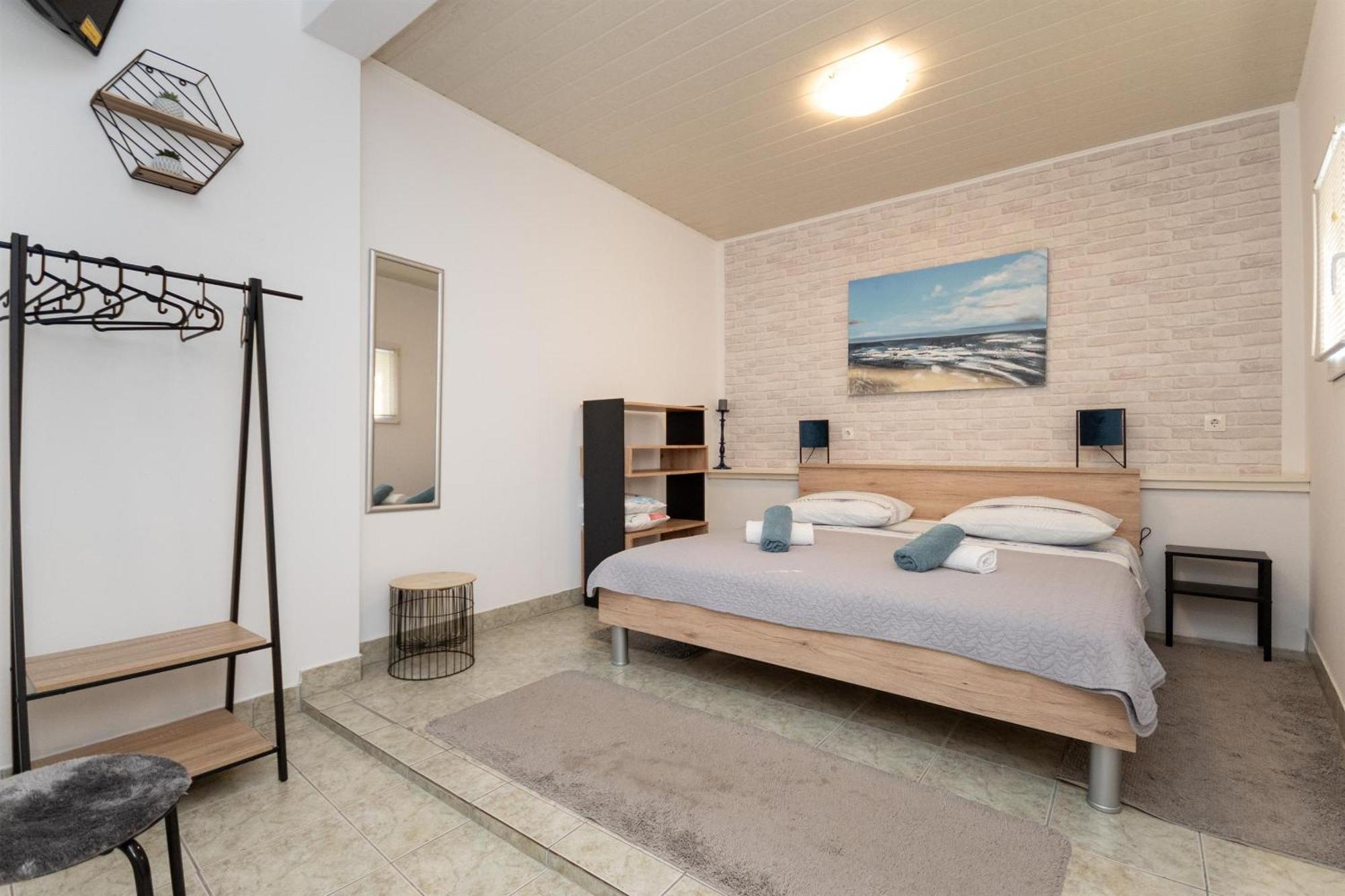 Apartments Ivan - With Parking Omis Bagian luar foto
