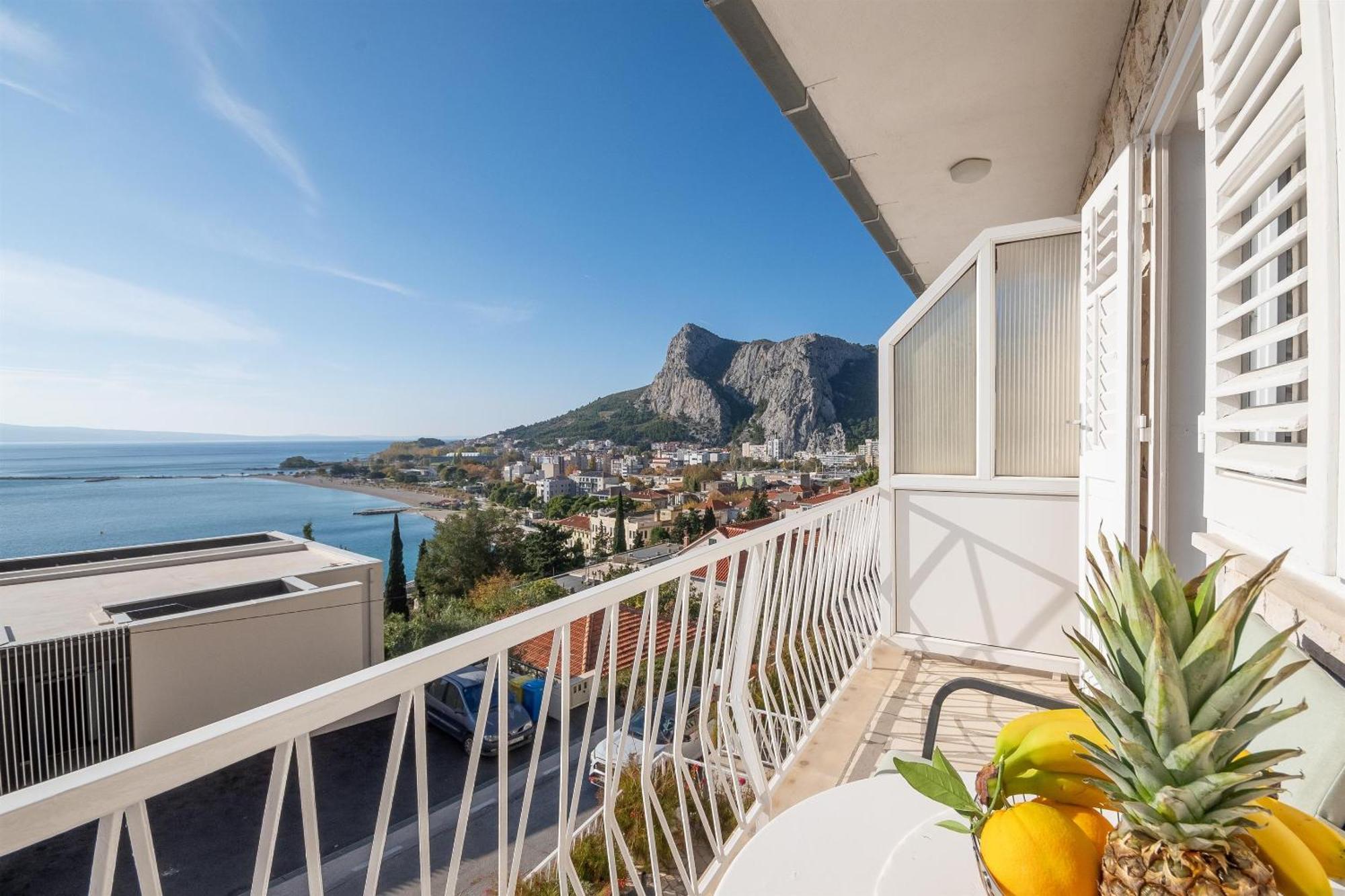 Apartments Ivan - With Parking Omis Bagian luar foto