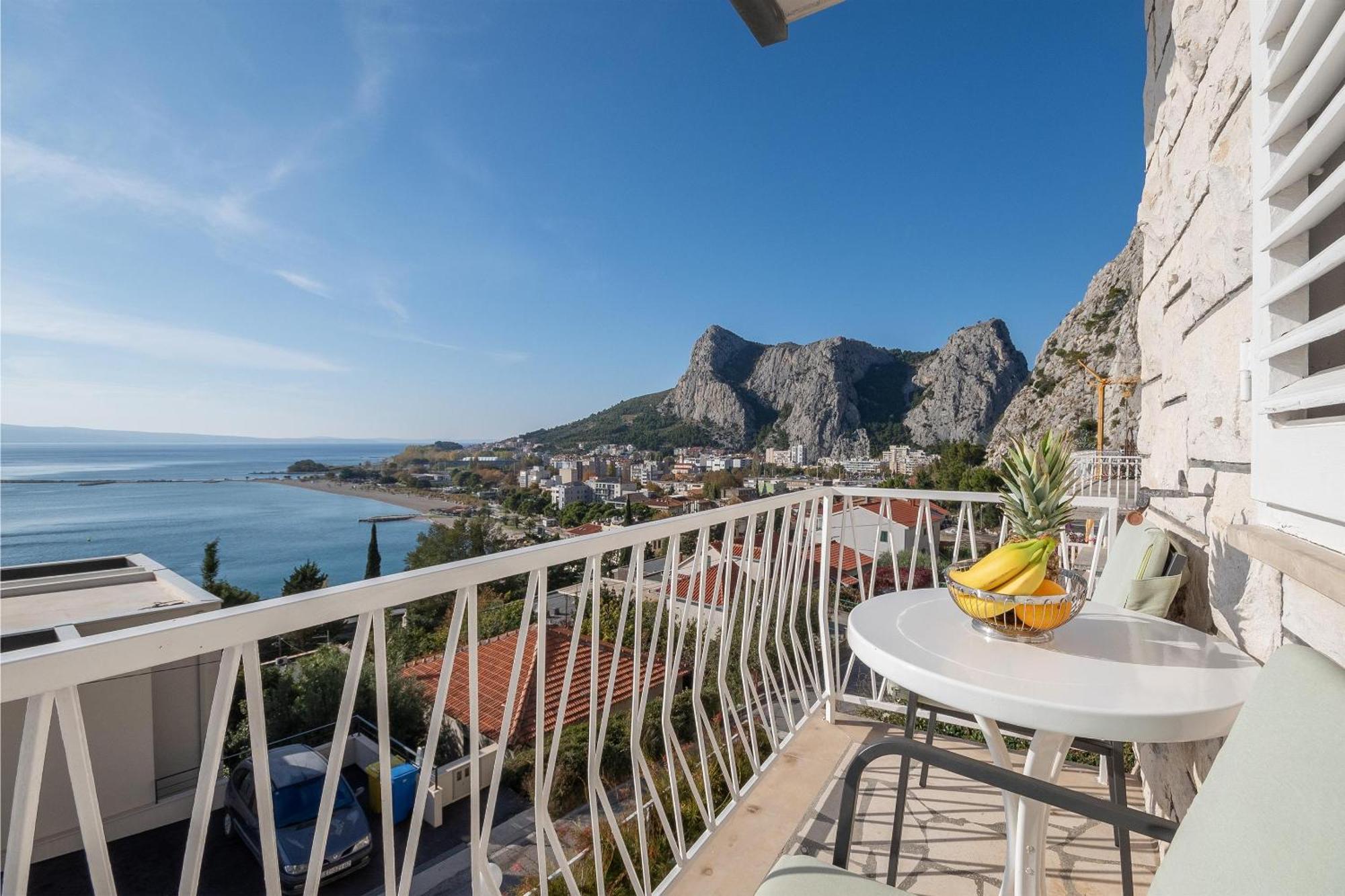 Apartments Ivan - With Parking Omis Bagian luar foto