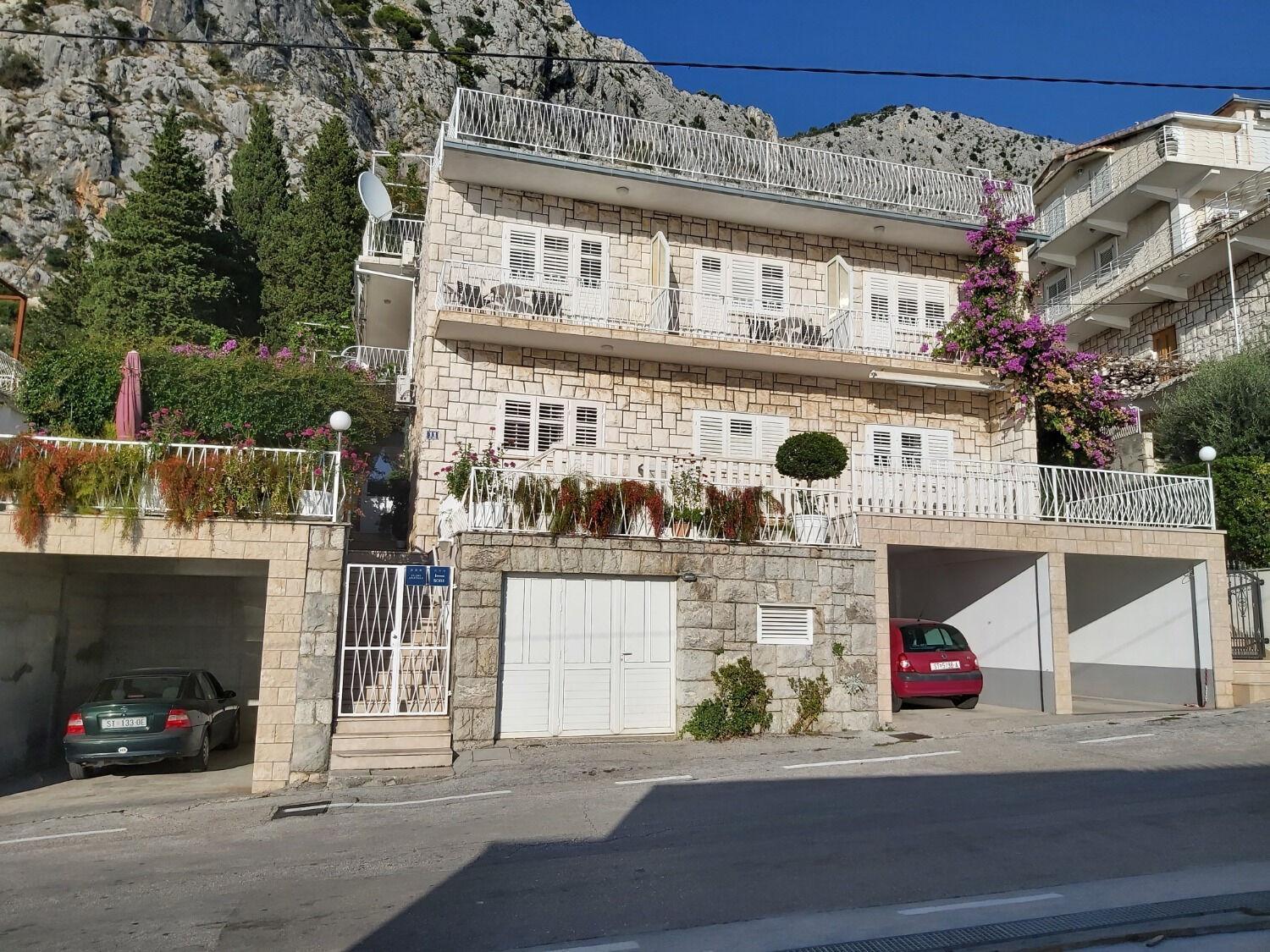 Apartments Ivan - With Parking Omis Bagian luar foto