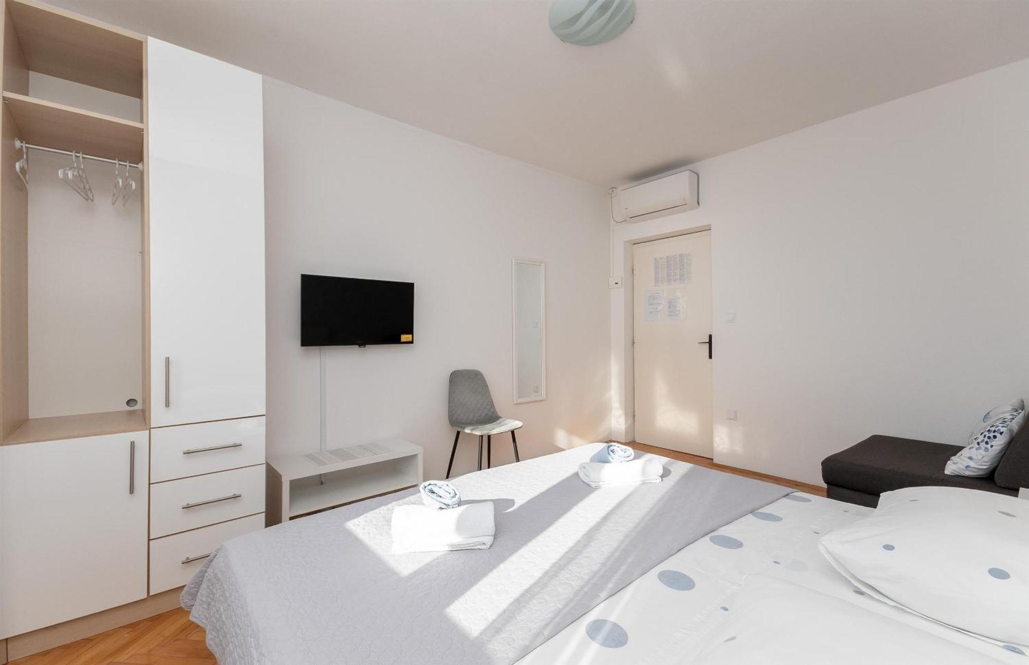 Apartments Ivan - With Parking Omis Bagian luar foto
